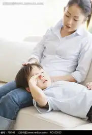 在妈妈怀里打捆的小男孩
