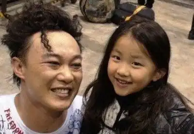 组图陈奕迅16岁女儿近照曝光穿黑色背心搭粗项链成熟不少