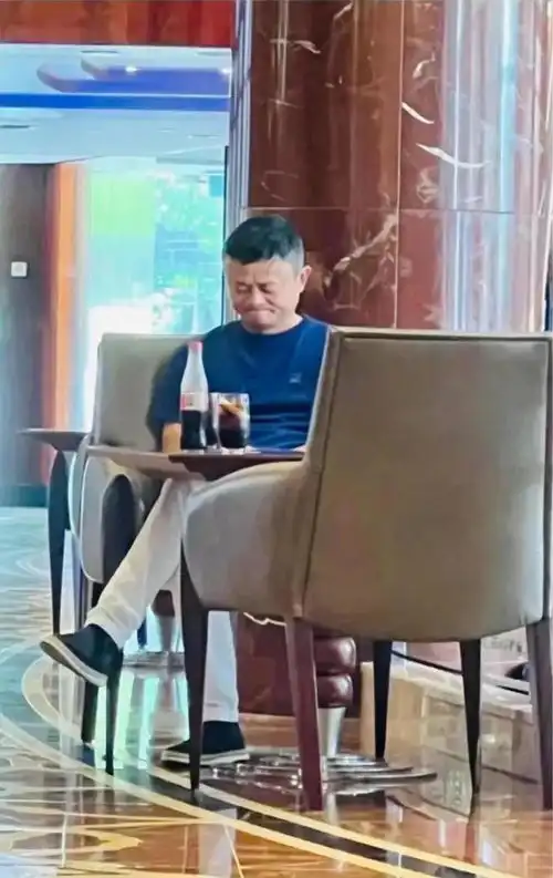 搞笑图片被封印在桌子上的狗子,这也太逼真了吧

