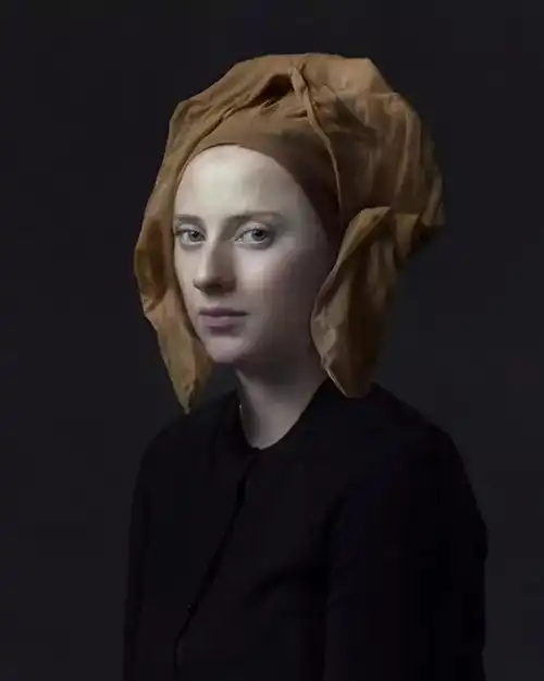 他用胶袋纸筒易拉罐等为道具,为女儿拍出油画般的古典肖像
