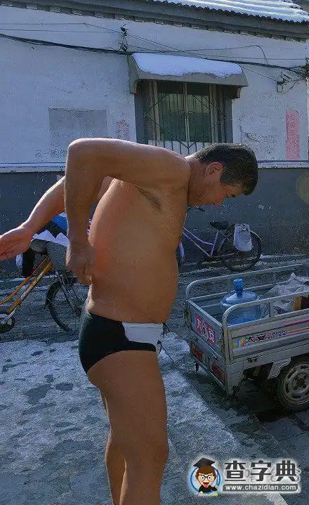 边上雪都还没化完呢,大哥你冷么搞笑图片
