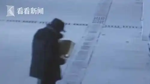 判3年61岁男子点燃海绵放别人车底图个好玩
