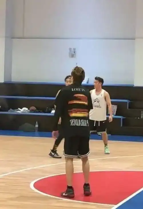 组图运动系boy蔡徐坤与郑恺打篮球被偶遇扎苹果头清爽干净
