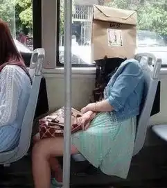 搞笑gif趣图妹子,公交车上套着个袋子睡觉,被人看到多尴尬
