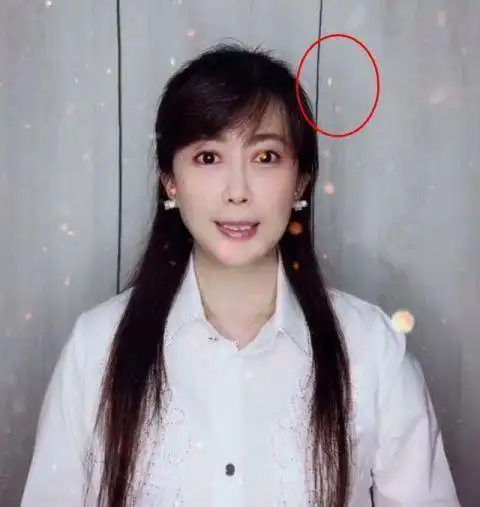 50岁孟庭苇罕晒近照,满头乌发似少女,离婚七年至今单身
