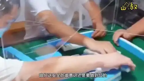 爆笑这打麻将的安全防疫意识还是挺强的
