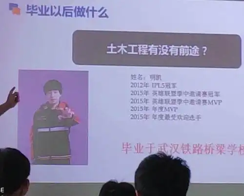 搞笑图片幽默段子笑话哥们,你的脚上下差距太大了吧,黑白分明
