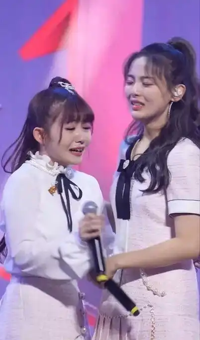 表情不要面子的火箭少女成员晒杨超越搞怪素颜照庆祝生日娱乐频道...表情
