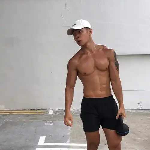 田间秀麒麟臂的黝黑型男,更是有八块腹肌和子弹肌傍身的健身达人
