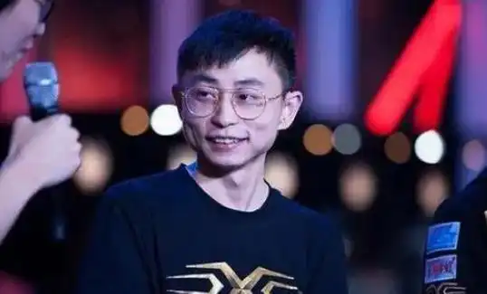 水晶哥直播透露很多lpl选手都有抽烟的嗜好,imp曾点燃过厕所被罚款
