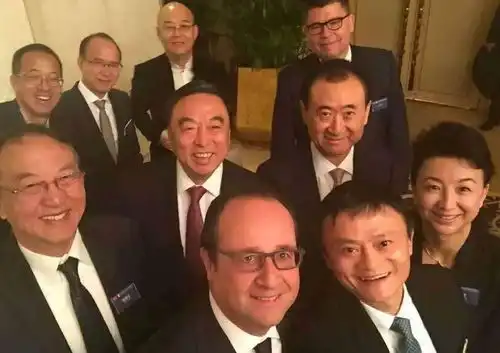 王健林马云等富商自拍合影网友照片值一万亿
