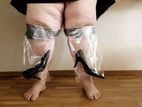 都是亲生的吧,这样给儿子洗澡
