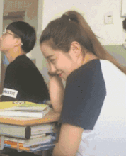 搞笑gif妹子你的眼神咋坏坏的呢,看的我好怕怕呀
