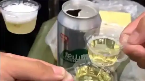 爆笑大哥你们这是拿的什么在喝酒呀,难道不知道那是用来接什么的吗
