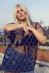 大码身材的胖姑娘成为时尚界新宠
