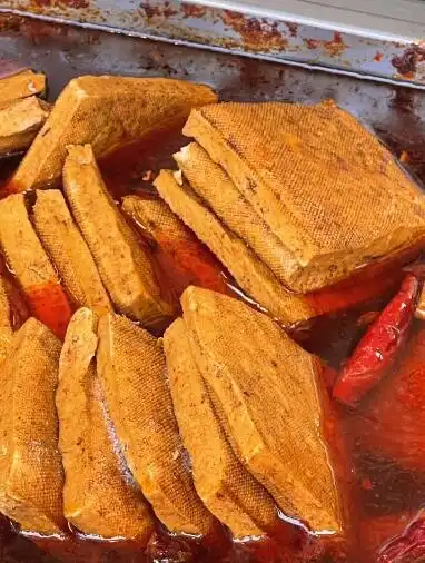 林依轮五一出游打卡网红服务区,晒出n多美食看饿网友
