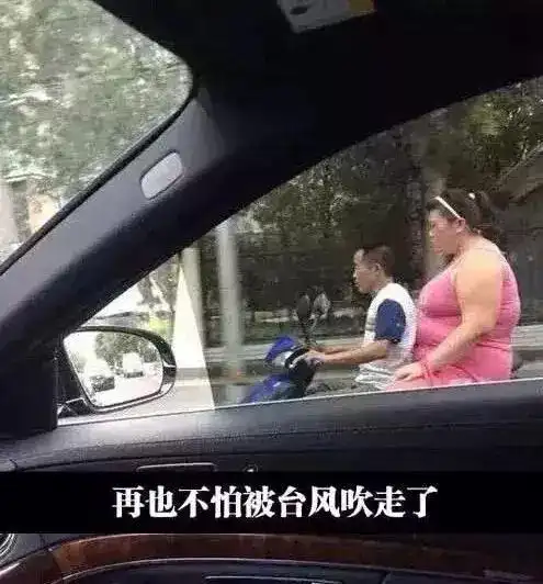 搞笑段子去海边男友给我拍照,让我转圈
