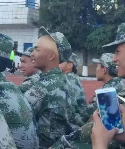 搞笑段子我曾经皮肤也比较白,后来遇到了军训
