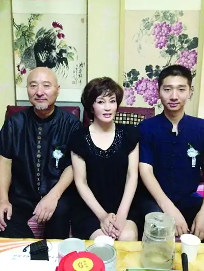 登门悼念陈强刘晓庆热泪盈眶
