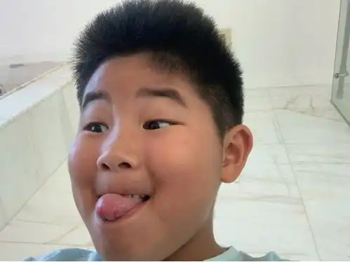 胡可晒儿子照片,小鱼儿挤眉弄眼搞怪自拍确定是沙溢亲生的了
