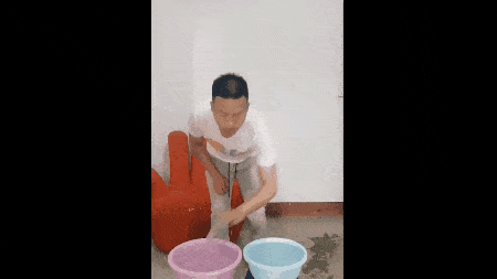 每日一笑爆笑gif动图,原来尴尬才是人生常态
