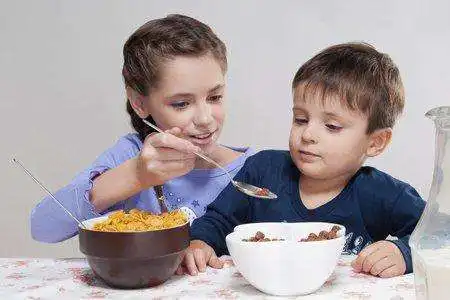 别再给孩子吃这种饭了,对孩子伤害特别大,尤其最伤胃
