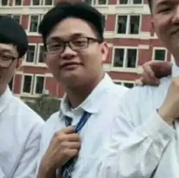 能不能给没文字两张照片配一下文字像前面的要搞笑的
