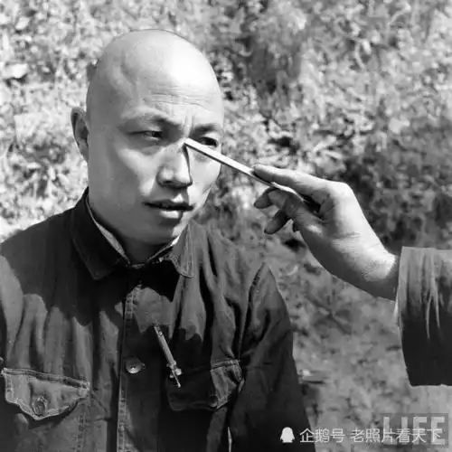 1947年陕西临潼一算命先生帮人算命现场实拍照片