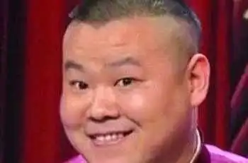 岳云鹏机场偶遇来接机的老婆,表情神了,网友不愧是相声演员
