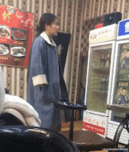 搞笑gif趣图大妈,带上耳机后,全世界都是你的了
