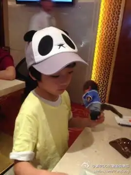 吴镇宇赞儿子变化大费曼顽皮脚搭爸爸头顶
