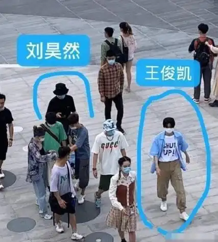 王俊凯刘昊然胡先煦同游迪士尼,男神旅游团,粉丝羡慕不已