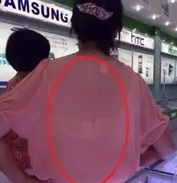 搞笑gif趣图妹子尴尬了,找找有地缝没有
