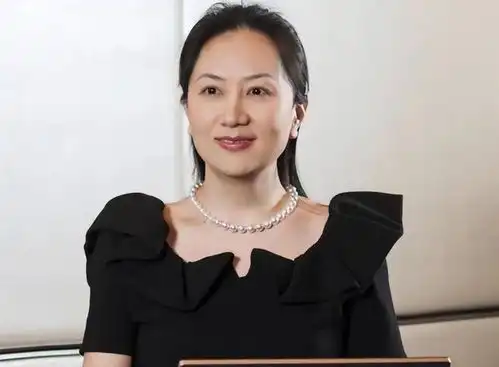 50岁女人不穿大妈装,少穿金戴银,瞧她们这样穿,虽简约却很优雅
