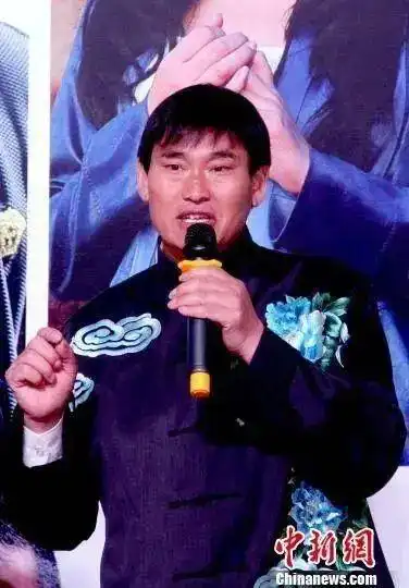 直播吃象群剩饭,奇葩主播又出来作妖网友怒了大象走了,耍猴的来了
