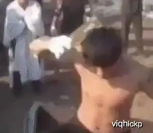 搞笑图片大哥,你是不是也想不明白这车到底是怎么上来的吧
