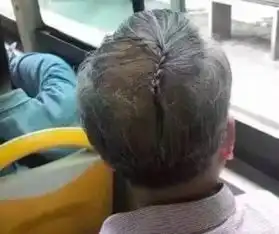 开心笑话班主任正在休婚假,两个同学午休的时候打起来了
