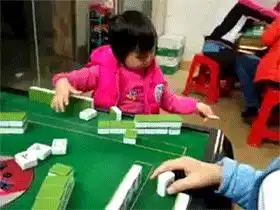 搞笑gif这技术可以和速度与激情8比拟了

