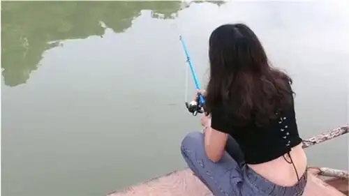 美女今天来鱼塘钓鱼了,甩钩方式简直没谁了,这怕是来搞笑的吧
