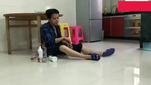 不愧是酒鬼,自编这首拥抱酒瓶离去词写好棒,真是太搞笑了