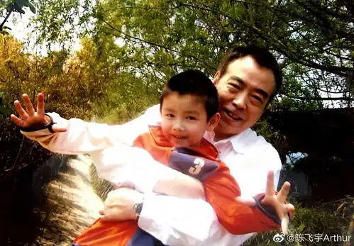 组图陈飞宇晒旧合影为爸爸庆父亲节陈凯歌怀抱儿子满脸笑容
