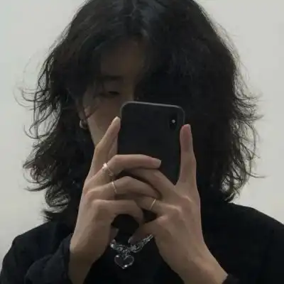 心口发冷,有什么被自己亲手握着刀男生头像我要个性网
