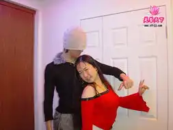 抱帽子男走光芙蓉姐姐拍征婚宣传照
