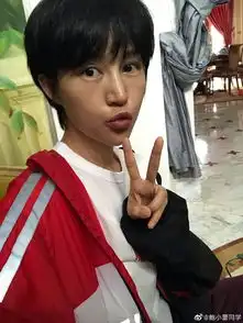 组图鲍蕾晒照为贝儿庆生姐妹俩同坐木马表情神似
