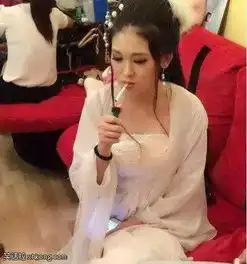 搞笑图片妹子为了考个驾照也是蛮拼的
