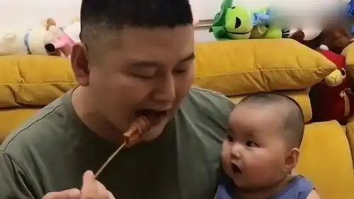 小宝宝看见爸爸在吃东西,眼睛都直了,小表情好搞笑
