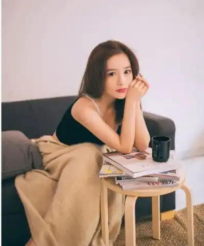 gif图小姐姐,手里拿的手机什么牌子的,看外观我都没有见过
