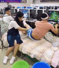 搞笑gif没什么的,我们学舞蹈的都是这么走路
