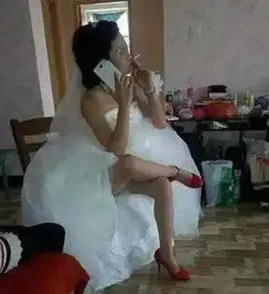 搞笑gif妹子,勒得这么紧不痛啊何苦呢
