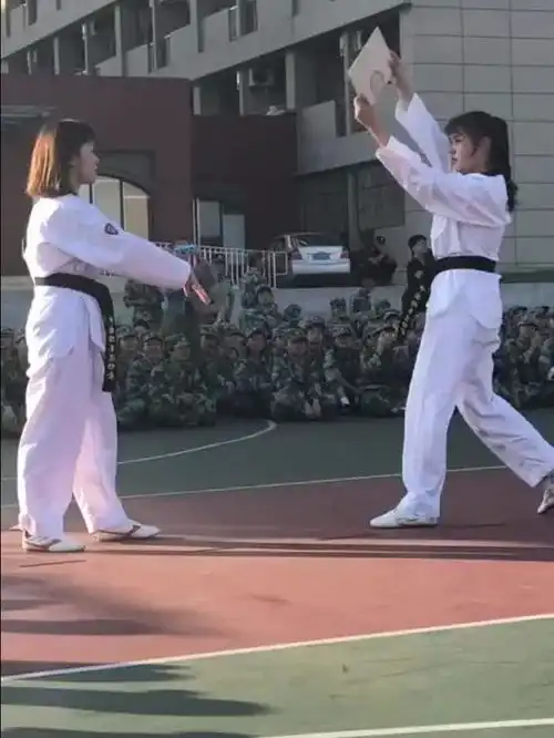 来一波,送你们俩上热门
